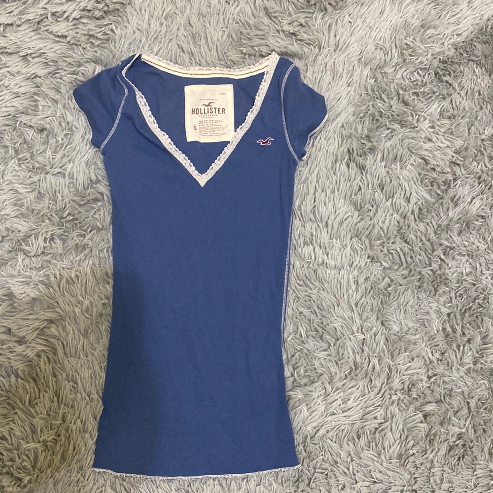 Hollister V-neck tshirt. Size small.